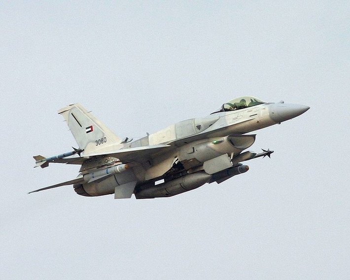 F-16 E/F block 60 là phiên bản hiện đại nhất của gia đình F-16. Phiên bản này được bổ sung thêm thùng nhiên liệu đa giác cho phép mở rộng phạm vi hoạt động, trang bị radar AESA, động cơ mới cùng hệ thống điện tử hàng không tiên tiến. Block 60 được chế tạo cho Không quân UAE, phiên bản này có ngoại hình tương tự F-16I của Israel. Ảnh: MAJ