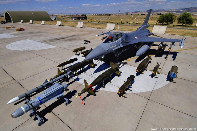 Máy bay được vũ trang pháo M61A1 6 nòng 20 mm bố trí phía bên trái buồng lái. F-16 có 9 điểm treo vũ khí dưới cánh có thể mang tên lửa không đối không, đối đất, đối hải, bom thông thường, bom thông minh. Tổng tải trọng vũ khí mang theo khoảng 7,7 tấn. Ảnh: Flickr/Turkish Air Force