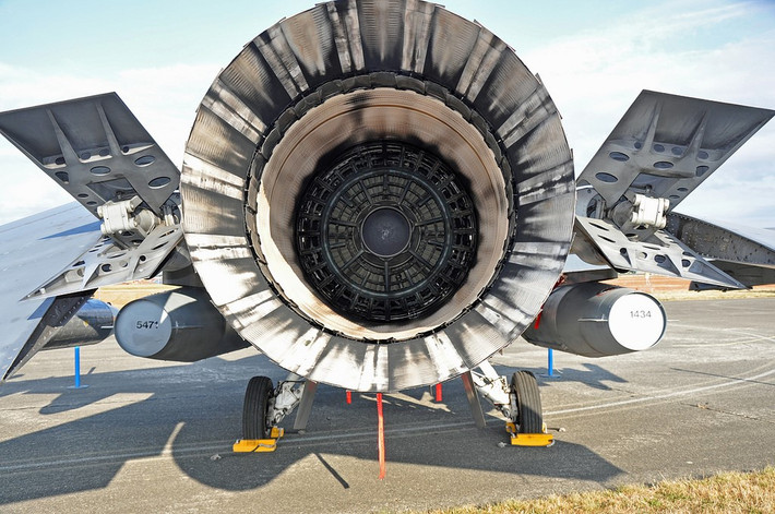 Fighting Falcon được trang bị một động cơ phản lực Pratt&Whitney F100-PW-200, lực đẩy tối đa 106 kN có đốt sau. Động cơ này giúp F-16 đạt tốc độ tối đa Mach 2 (khoảng 2.200 km/h), bán kính chiến đấu 550 km. Ảnh: Flickr/USAF
