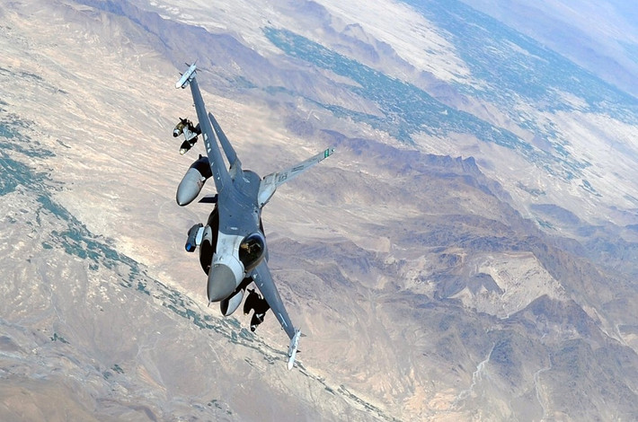 Phi cơ F-16 có thiết kế khí động tối ưu cho nhiệm vụ chiếm ưu thế trên không. Buồng lái kiểu "bong bóng" giúp phi công quan sát tốt hơn. Nó là một trong những máy bay chiến đấu đầu tiên được trang bị hệ thống "fly-by-wire" (điều khiển bay bằng dây dẫn) đem lại khả năng cơ động xuất sắc trong phạm vi hẹp. Ảnh: USAF