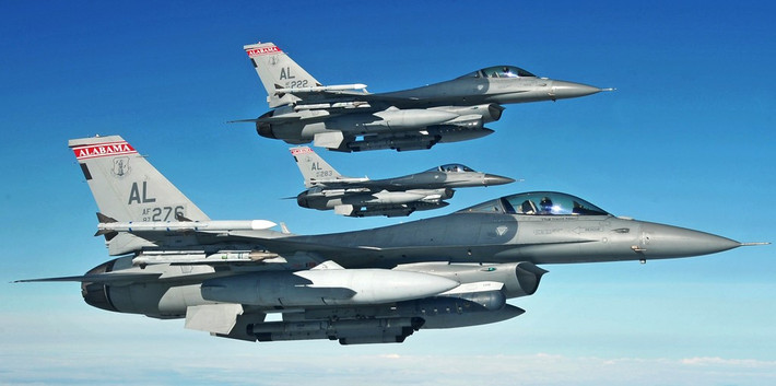 Từ những năm 1980 trở đi, F-16 được nâng cấp thành chiến đấu cơ đa nhiệm. Sau nâng cấp, ngoài nhiệm vụ chính là chiếm ưu thế trên không, F-16 có thể thực hiện nhiệm vụ tấn công mặt đất, đối hải, áp chế phòng không và trinh sát mạnh mẽ. Ảnh: USAF