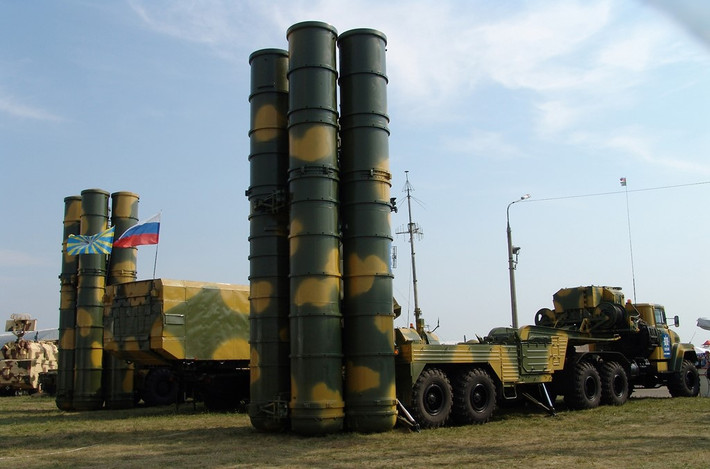 S-300PMU-2 sử dụng đạn tên lửa 48N6E2 có phạm vi tác chiến lên đến 200 km, độ cao tối đa 30 km. Tên lửa 48N6E2 có công nghệ dẫn hướng tinh vi hơn cho phép đánh chặn tên lửa đạn đạo tầm trung ở khoảng cách 40 km. Ảnh: Wikipedia