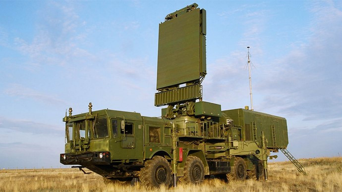 Bổ sung cho radar 30N6E là radar nhìn vòng mọi độ cao 96L6E. Radar này có khả năng phát hiện mục tiêu ở cự ly 300 km, theo dõi đồng thời 100 mục tiêu. Khi cần thiết, radar này có thể triển khai trên tháp 40V6M ở độ cao 24 mét cho phép phát hiện những mục tiêu bay rất thấp ở các khu vực nhiều đồi núi. Ảnh: RT