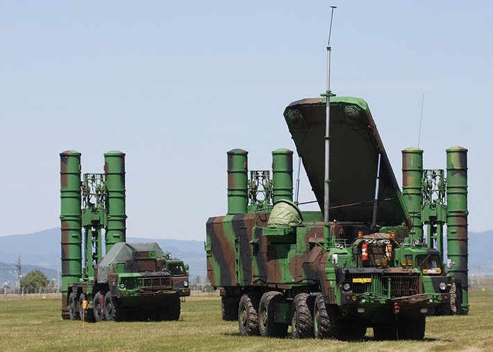 S-300PMU sử dụng loại đạn tên lửa 5V55RUD cho phép mở rộng tầm bắn lên 90 km, độ cao từ 25-25.000 mét. Hệ thống vẫn có thể sử dụng loại đạn 5V55R cũ có tầm bắn 75 km. Ảnh: Ausairpower