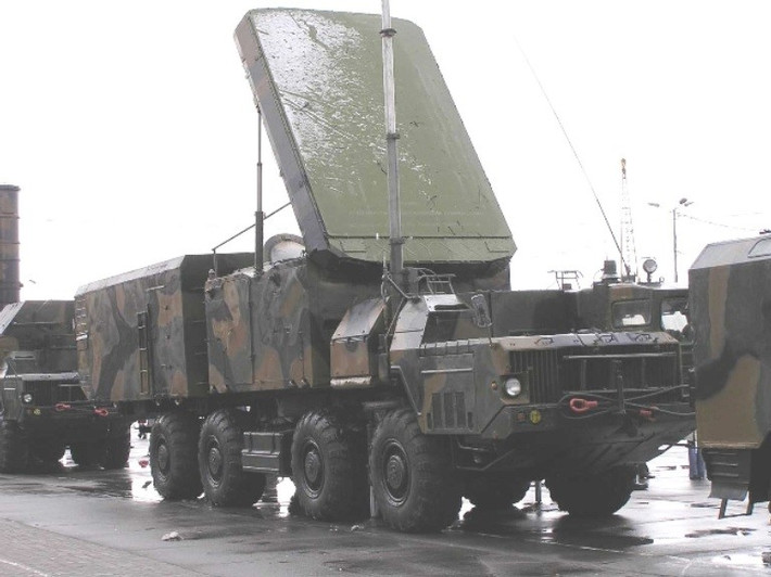 Một điểm nhấn khác của S-300PMU-1 là sự ra đời của radar tìm kiếm mục tiêu và dẫn đường cho tên lửa 30N6E Tomb Stone. Radar này có khả năng phát hiện mục tiêu ở cự ly 300 km, theo dõi đồng thời 100 mục tiêu. Nó có khả năng kiểm soát 12 tên lửa và phân bổ 2 tên lửa cho một mục tiêu. Đặc tính kỹ thuật của radar 30N6E vượt trội so với radar AN/MPQ-53 của hệ thống phòng không Patriot. Ảnh: Ausairpower