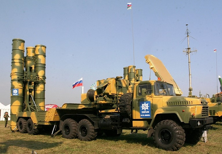 S-300PMU2 sử dụng xe mang phóng 5P85TE hoặc 5P85TE1. Nga đã xuất khẩu hệ thống phòng không S-300PMU-1/2 cho một số quốc gia trên thế giới trong đó có Việt Nam. Trung Quốc là khách hàng nước ngoài lớn nhất của S-300PMU-1/2. Ảnh:Ausairpower