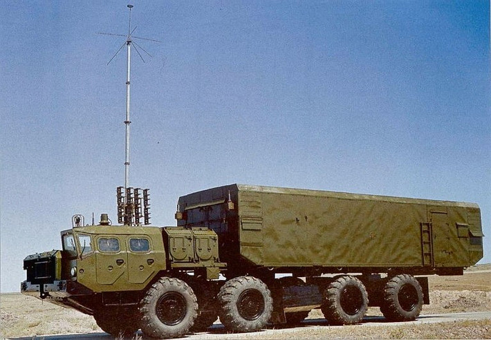 Một nâng cấp quan trọng khác của S-300PMU-1 là bộ khí tài chỉ huy đồng bộ 83M6E có khả năng kiểm soát đồng thời 12 xe phóng. Ngoài ra, nó còn có khả năng kết hợp các hệ thống phòng không khác vào trong môi trường chiến thuật thống nhất. Ảnh: Ausairpower