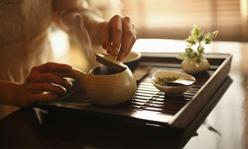 Trà dưỡng sinh có rất nhiều loại, mỗi loại mang đến một lợi ích khác nhau. Tuy nhiên uống trà cần phải cẩn trọng, có những loại trà nếu bạn lạm dụng có thể gây hại rất lớn đối với sức khỏe. Ảnh: dongfang.