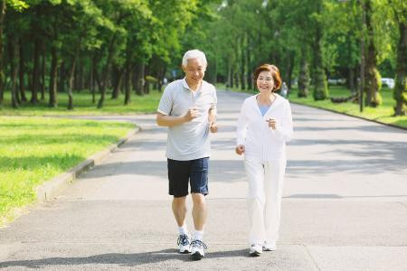 Đi bộ, tập thể dục vừa sức, chạy bộ, đánh thái cực quyền, khiêu vũ... đều là những môn thể thao phù hợp với người cao tuổi. Ảnh: vcg.