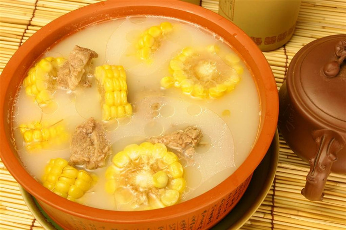 Muốn tận dụng được những lợi ích của món canh với sức khỏe cần phải chú ý đến cách chế biến. Khi nấu canh, cần cố gắng lựa chọn nguyên liệu ít chất béo như cá, thịt nạc, thịt gia cầm bỏ da, sườn nạc...Ảnh: tooopen.