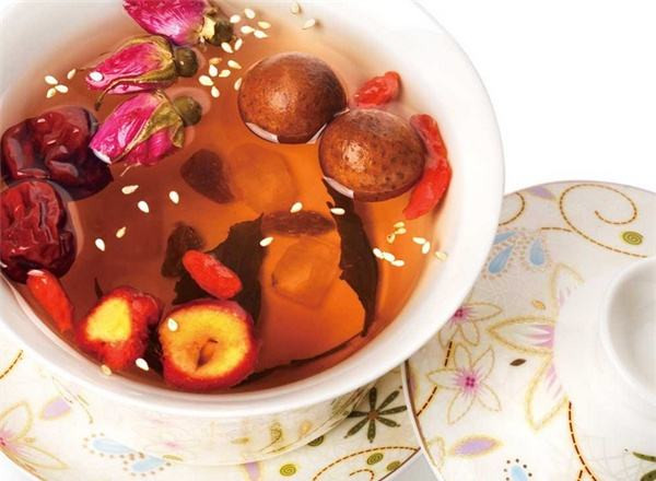 Thường xuyên uống trà long nhãn táo đỏ sẽ có tác dụng bảo vệ gan, tăng khả năng sản sinh hồng cầu, nâng cao sức đề kháng, chống ung thư, chống lão hóa hiệu quả. Ảnh: fuwo.