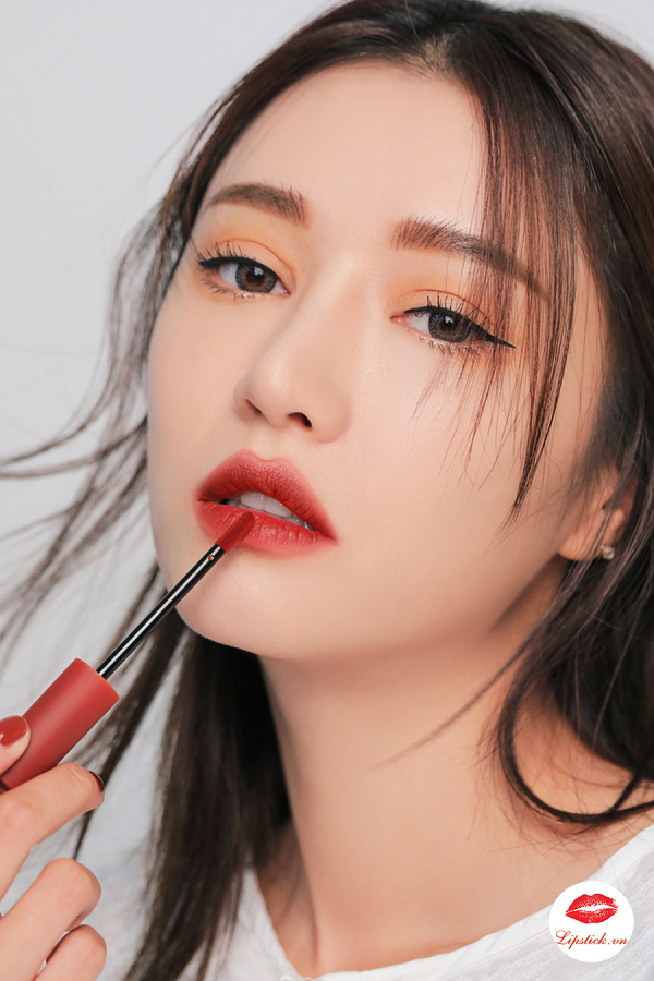 Tiết trời lạnh giá với màu son đỏ nâu sẽ giúp khuôn mặt bạn trở nên vô cùng ấn tượng, thời thượng và quyến rũ.