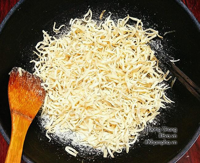 Bước 5: Khi nước đường đã gần cạn thì đảo liên tục, để lửa nhỏ nhất và tiếp tục đảo cho tới khi đường trong chảo khô ráo, xuất hiện đường kết tinh bám trên chảo thì cho vani vào cùng và đảo đều tắt bếp. Đảo thêm vài phút nữa cho mứt khô ráo hoàn toàn và nhiệt trong chảo giảm hẳn.