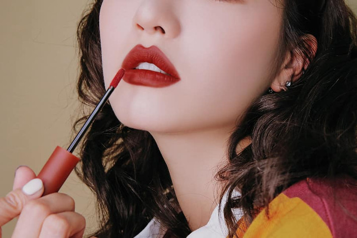 Màu đỏ nâu: Cũng là tông đỏ nhưng màu đỏ nâu thiên về gam trầm, đây cũng là son được nhiều người yêu thích trong mùa Thu Đông năm nay.
