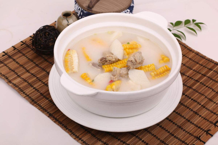 Không được uống canh quá nóng nếu không sẽ làm tăng nguy cơ mắc ung thư thực quản. Ảnh: quanjing.