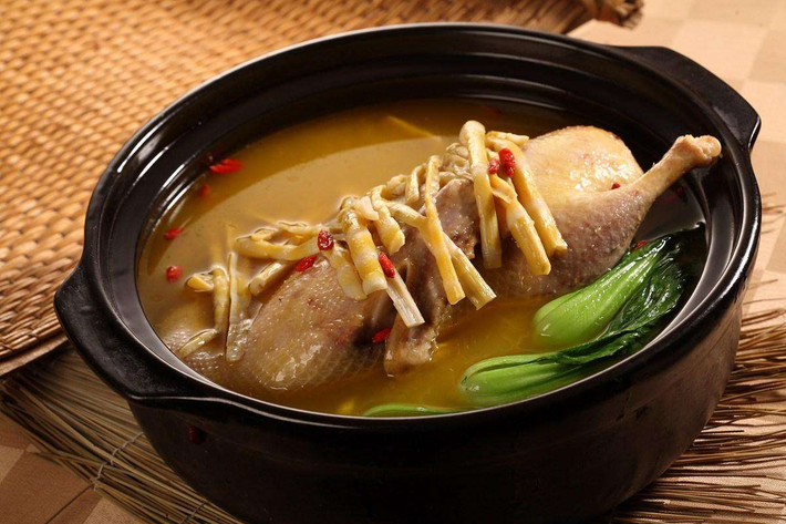 Trong canh cố gắng cho ít muối và mì chính, đặc biệt là những món canh rong biển tôm nõn, rong biển sườn không nên cho nhiều muối. Ảnh: nmgcb.