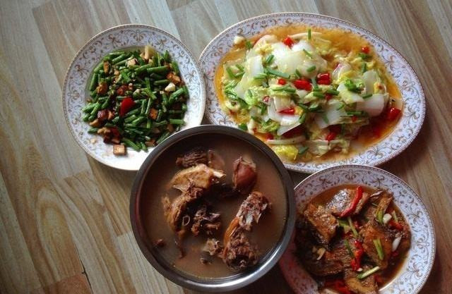 Nấc sau bữa ăn: Thông thường bị nấc là do tiêu hóa không tốt, Nhưng nếu người có tiền sử cao huyết áp, người già nếu gặp hiện tượng nấc liên tục cần phải đi khám sức khỏe tổng quát vì đây là một trong những biểu hiện của đột quỵ não. Ảnh: toutiao.
