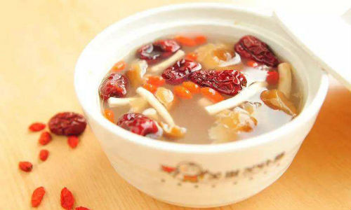 Đối với người khỏe mạnh, việc uống canh thời điểm nào không quan trọng, quan trọng nhất là món canh gì, uống bao nhiêu. Ảnh: sohu.