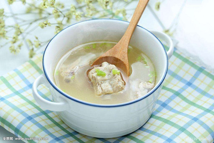 Khi nấu các món canh đỗ xanh, đỗ đỏ, nấm tuyết có vị ngọt, nếu đã cho táo đỏ hoặc hoa quả sấy thì không được cho thêm đường. Ảnh: quanjing.