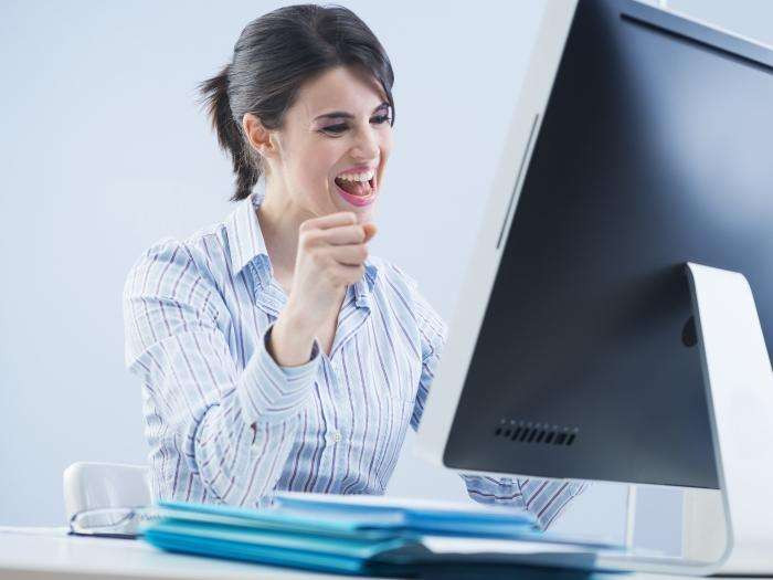 Ghế ngồi cần phải có đệm thoải mái, chiều cao cần điều chỉnh sao cho chân có thể đặt được vuông góc với mặt sàn. Ảnh: sohu.