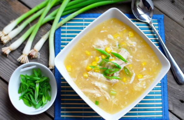 Súp nóng: Súp gà hầm hoặc rau rất tốt trong việc điều trị viêm xoang. Súp nóng giúp thúc đẩy sự co bóp của chất nhầy, xóa tan các triệu chứng xoang. Ảnh: phunutoday.
