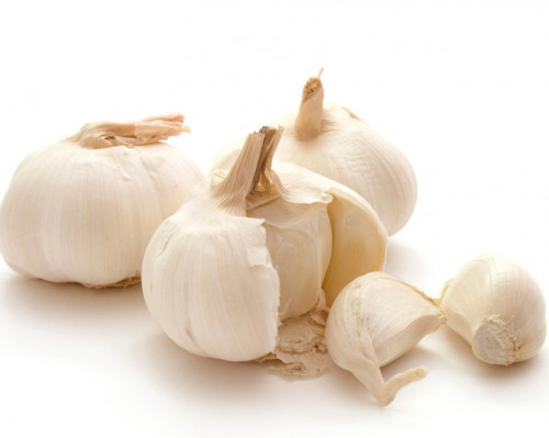 Tỏi: Allicin, một hợp chất được tìm thấy trong tỏi rất hiệu quả trong việc làm giảm đau nhức do tắc nghẽn xoang, chống viêm nhiễm. Ảnh: doisongphapluat.