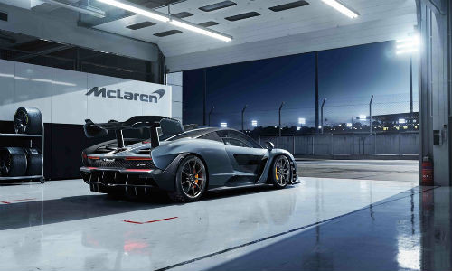 McLaren Senna 2019 sẽ được sản xuất 2 phiên bản màu gồm xanh Azura và cam McLaren. Khe gió dạng vỏ sò phía sau vừa đảm bảo tính khí động học vừa làm mát, các khe gió dạng bậc thang phía trước đầu xe hướng không khí ra khỏi boong sau và thân xe.