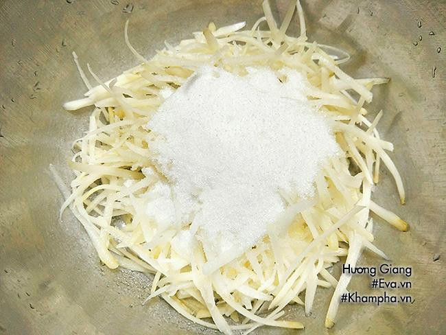 Bước 3: Sau 2 tiếng vớt khoai cho vào chậu nước rửa sạch vài lần cho sạch, vớt ra để ráo nước rồi cho khoai vào âu, thêm đường, 1 xíu muối rồi trộn đều cho đường tan hết, ướp đường khoảng 1 tiếng.
