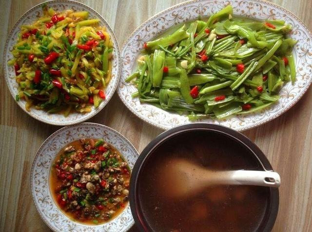 Đầy hơi sau bữa ăn: Một số người chức năng dạ dày yếu, nên dẫn đến thức ăn ở lại trong dạ dày quá lâu gây ra hiện tượng đầy hơi, chướng bụng. Ảnh: vcg.