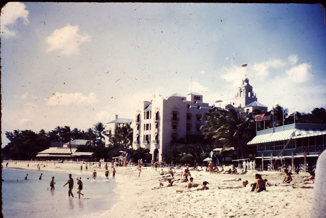 Bãi biển phía đối diện Khách sạn Hoàng gia Hawaii năm 1945. Ảnh VT