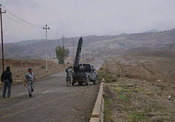Lính Iraq chuẩn bị phóng tên lửa trên bệ phóng di động bên đường. Ảnh FNA