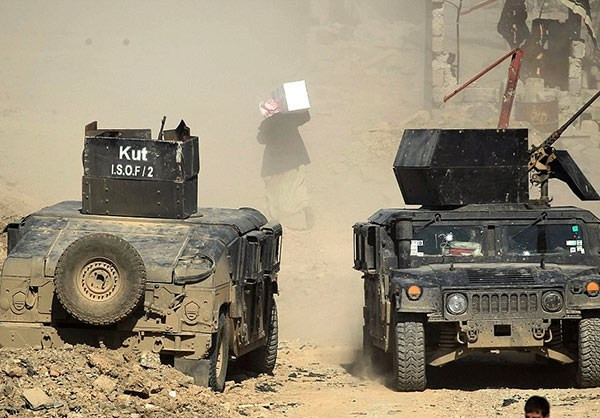 ...và đi về phía khu vực nằm trong tay quân chính phủ Iraq. Ảnh FNA