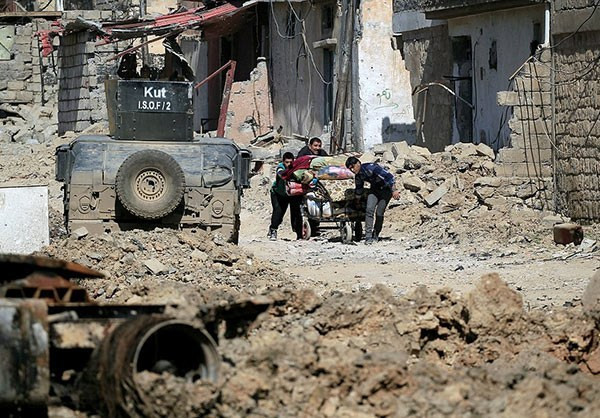 Dân tháo chạy khỏi các vùng có chiến sự ở Tây Mosul... Ảnh FNA