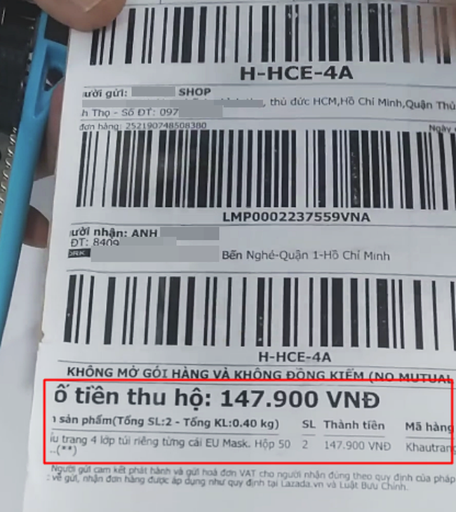 Mặt hàng khẩu trang luôn khan hiếm mỗi lần dịch bệnh COVID-19 bùng phát, đi đôi với điều này chính là việc nhiều khách hàng bị "dính cú lừa" từ việc mua hàng online khi họ nhận về toàn những thứ "khó đỡ". Điển hình như trường hợp xảy ra mới đây, chàng trai như đứng hình khi nhận về toàn giấy vệ sinh mà không thấy một chiếc khẩu trang nào.