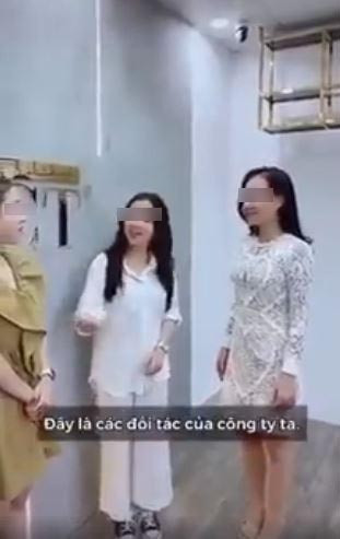 Trước đó, 5 cô gái xinh đẹp đã vào vai chủ tịch lần lượt bắt tay chào các "đối tác".