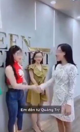 Đến người giới thiệu tới từ Đà Nẵng, "chủ tịch" và những người còn lại giật mình, không bắt tay.