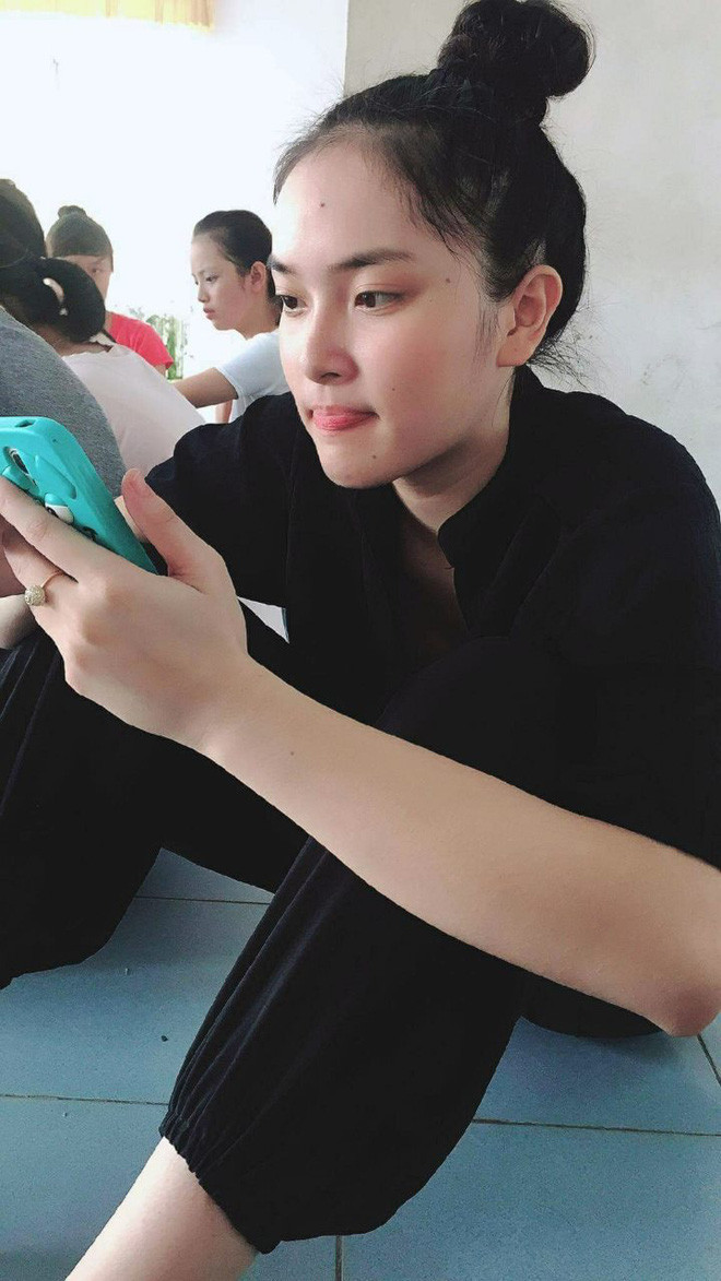 Bỏ hết lớp son phấn, người đẹp vẫn khiến hội chị em mê mẩn nhờ làn da sáng mịn, đường nét rõ ràng, đặc biệt là sống mũi và đôi mắt cong