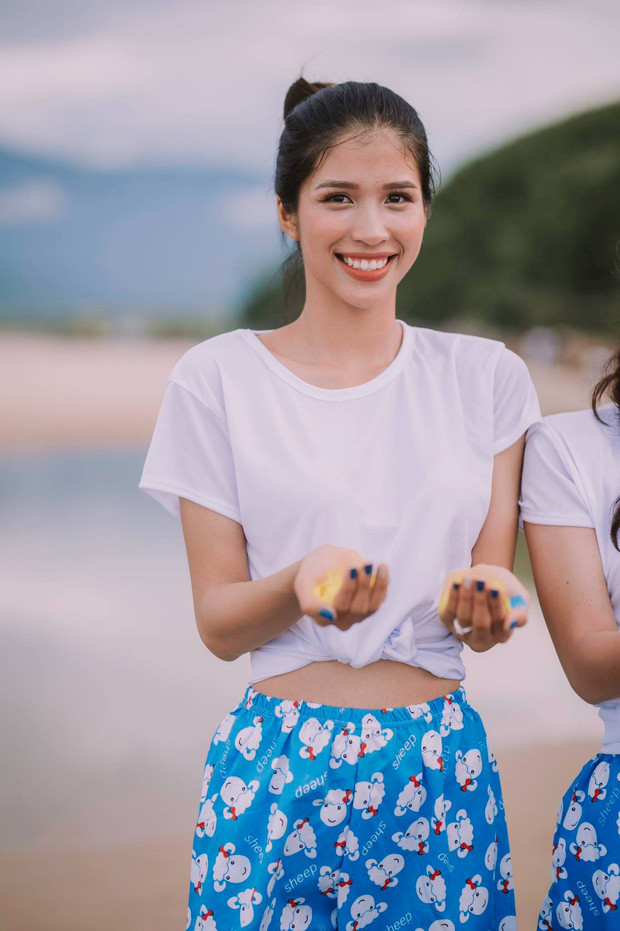 Hình ảnh đời thường của người đẹp 10x cũng gây chú ý vì sự trẻ trung, tươi tắn.