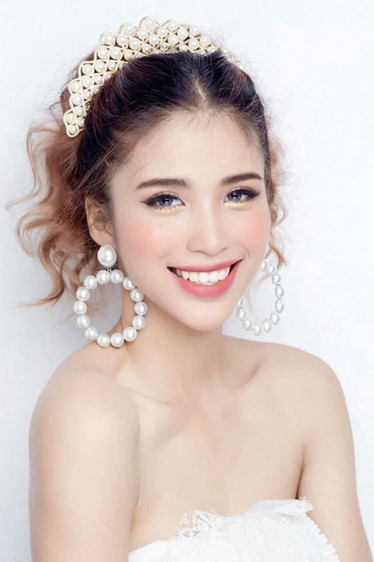 Huỳnh Thị Như Quỳnh, cô nàng sinh năm 2002, hiện còn đang là học sinh THPT Gia Hội, TP. Huế mới đây gây ấn tượng trong dàn thí sinh tham gia Hoa hậu Việt Nam 2020. Cô nàng sở hữu nét đẹp cực tây với sống mũi cao, đôi môi khá dày không giống với gái Huế như nhiều người hình dung.