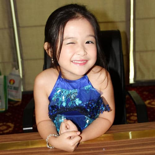 Lê Huỳnh Bảo Ngọc - cô bé gốc Cần Thơ từng tham gia cuộc thi ca nhạc nổi tiếng Đồ Rê Mí, gameshow truyền hình "Gương mặt thân quen nhí" nhờ giọng hát trời phú. Bảo Ngọc được nhiều người dự đoán sẽ sớm trở thành hoa hậu bởi gương mặt đẹp không tì vết và nụ cười ngọt ngào mơ màng.