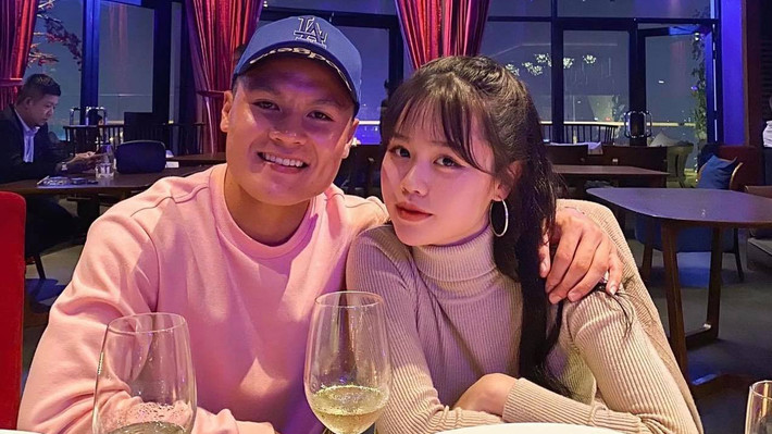 Những suy đoán này của người hâm mộ hoàn toàn có căn cứ, bởi lẽ ở thời điểm hiện tại Quang Hải và Huỳnh Anh có bước tiến triển trong chuyện tình cảm khiến dân tình ghen tị nhiều lần.