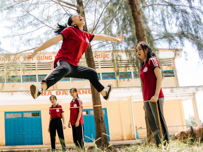 Không hề cool ngầu hay có những bối cảnh độc lạ, họ lấy luôn bộ đồng phục học thể dục, quang cảnh nhà trường và thực hiện ảnh kỷ yếu độc đáo với những biểu cảm tự nhiên, hài hước nhất.