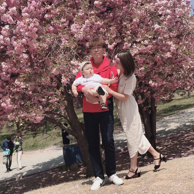 Mẹ em bé từng chia sẻ, Huyn Min vẫn bú mẹ và lười ăn dặm, nhưng con "trộm vía" vì được bú hoàn toàn sữa mẹ và ngủ khỏe nên ngoan ngoãn. Nhiều người cũng hỏi han về bí quyết nuôi con nhưng chị cho biết mình thật sự không có bí quyết nào cả.