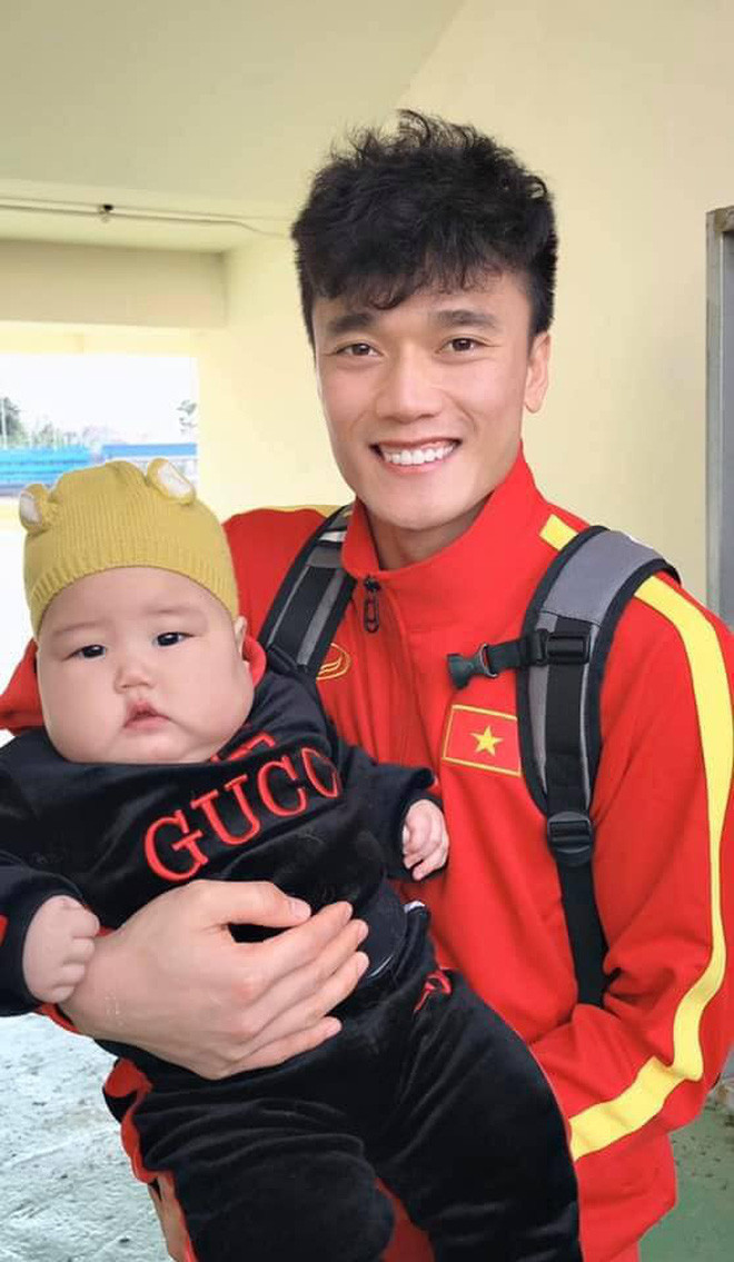 Được biết, hình ảnh vết khẩu trang cháy nắng trên mặt nhiều đứa trẻ xuất hiện trên MXH gần đây chỉ là dùng app chụp hình mà thôi. Và Huyn Min chính là một trong những nhân vật nhí gây ấn tượng nhất với trào lưu này. Mời quý độc giả đón xem thêm video Gặp Lý Tiểu Long phiên bản nhí ở Nhật Bản - Nguồn: VTC NOW