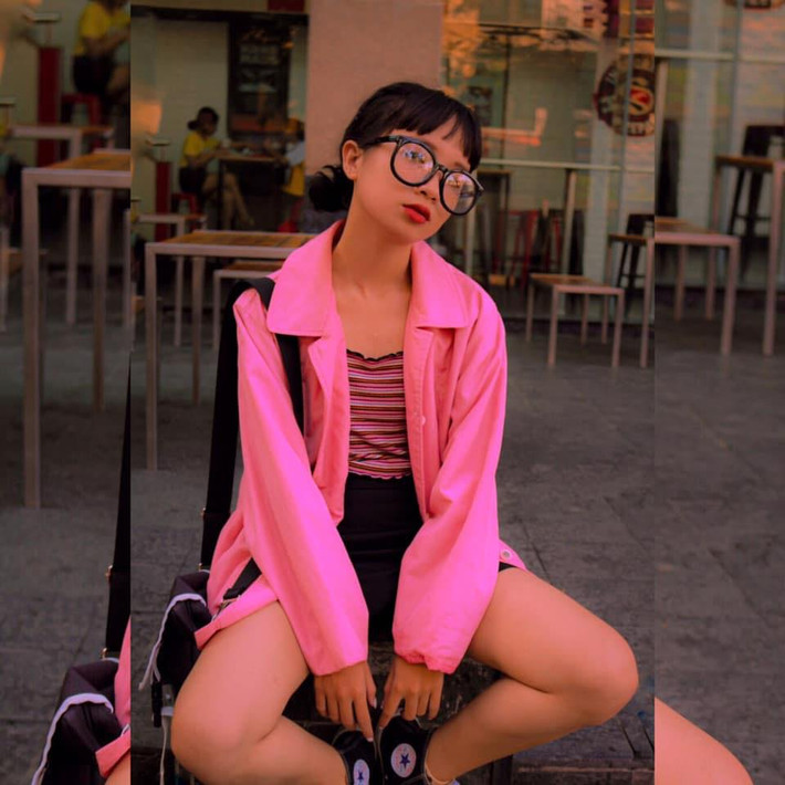 Nhiều cư dân mạng còn nhận xét cô bạn hot girl sở hữu thần thái rất giống với nữ chính trong các bộ phim điện ảnh những thập niên 80-90.