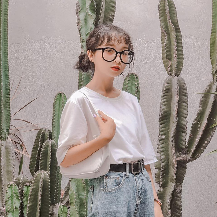 Lâm Thích không chỉ gây ấn tượng bởi cái tên độc lạ, mà hot girl 2K này còn nhận được sự quan tâm lớn từ cộng đồng mạng nhờ phong cách thời trang mang hơi hướng vintage nhiều hoài niệm, được phối rất thú vị.