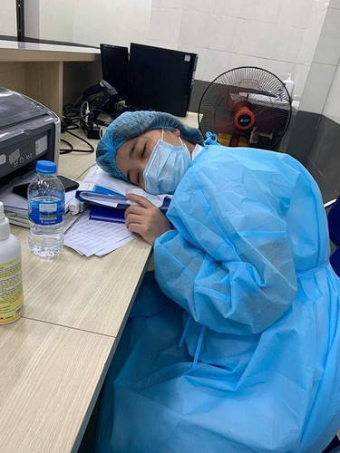 Hình ảnh bác sĩ ngủ gục trên bàn vì công cuộc chống dịch bệnh đã làm lay động lòng người.