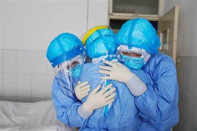 Trong cuộc chiến chống lại dịch bệnh COVID-19 đã đọng lại nhiều hình ảnh xúc động, chạm đến trái tim của hàng triệu người Việt Nam đến từ những “người lính áo trắng”. Gian khó, nguy hiểm luôn rình rập nhưng họ vẫn luôn nêu cao ý chí, bản lĩnh, kiên cường, ngày đêm động viên, chăm sóc, bảo vệ tính mạng của bệnh nhân.