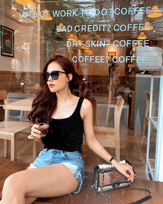Người bạn thân chí cốt của Huyền Lizzie là Phanh Lee cũng không kém cạnh. Cô nàng không chỉ ghi điểm với nhan sắc mà còn sở hữu style ăn mặc sang chảnh, hiện đại.