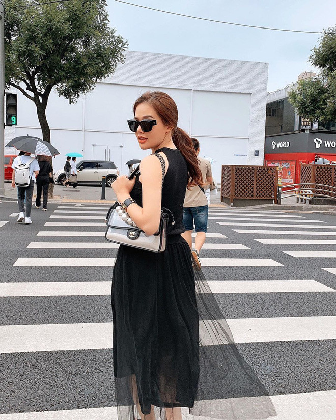 Tuy không quá cầu kì trong khoản mix & match nhưng cặp bạn thân Huyền Lizzie và Phanh Lee tạo nên tổng thể rất đẹp, rất nịnh mắt số đông.